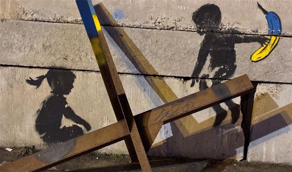 Sprühbild des britischen Streetartkünstlers Bansky am Euromaidan im Herzen der ukrainischen Hauptstadt Kyjiv.