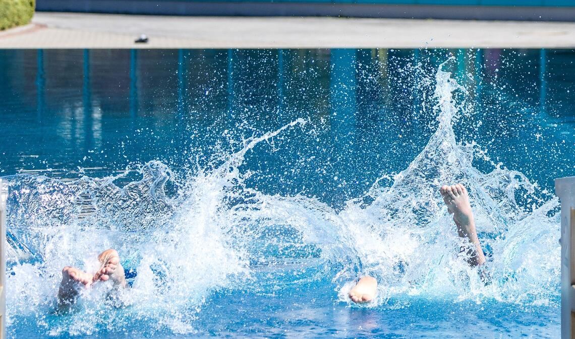 Sprung ins Becken