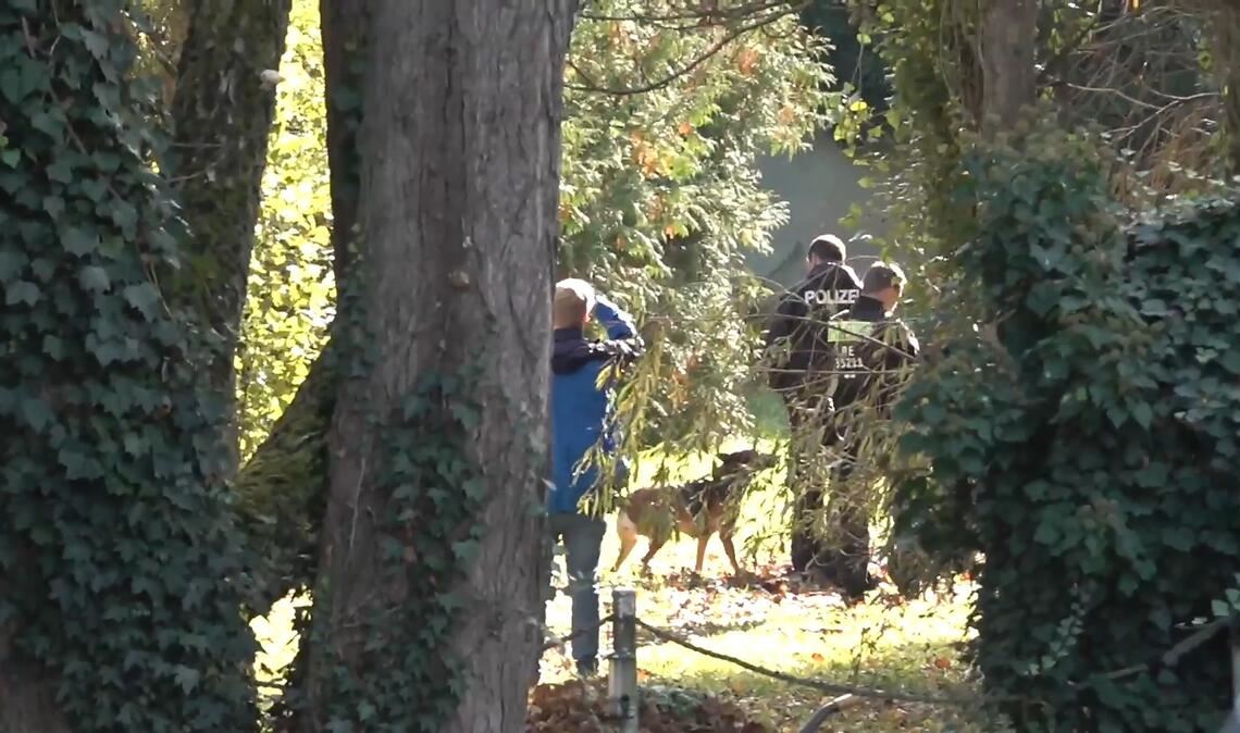 Spürhunde sind auf dem Gelände untwergs.