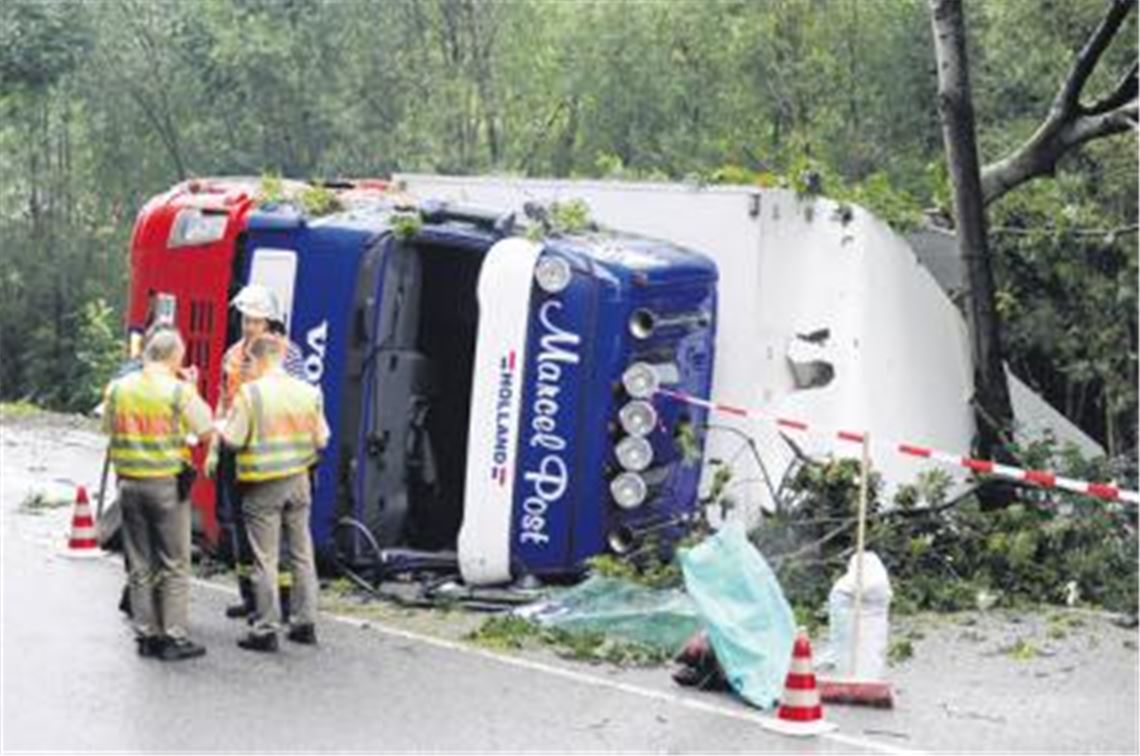 Spur der Verwüstung an der B10-Böschung auf Höhe der Illinger Kläranlage: Der holländische Lastzug reißt bei seiner Schleuderfahrt Bäume um, kippt auf die Seite und verliert Teile seiner Fracht. Der schwer verletzte Lkw-Fahrer wird nach Mühlacker ins Krankenhaus gebracht. Laut Polizei liegt der Sachschaden im sechsstelligen Bereich. Foto: Fotomoment