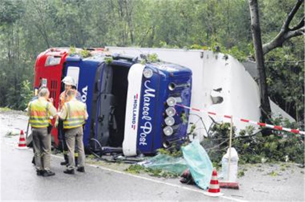 Spur der Verwüstung an der B10-Böschung auf Höhe der Illinger Kläranlage: Der holländische Lastzug reißt bei seiner Schleuderfahrt Bäume um, kippt auf die Seite und verliert Teile seiner Fracht. Der schwer verletzte Lkw-Fahrer wird nach Mühlacker ins Krankenhaus gebracht. Laut Polizei liegt der Sachschaden im sechsstelligen Bereich. Foto: Fotomoment
