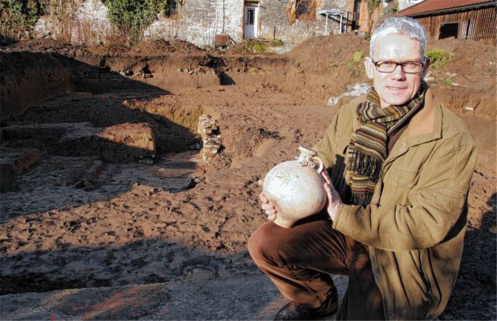 Spuren aus dem 3. Jahrhundert nach Christus: Der Archäologe Dr. Folke Damminger und sein Team stoßen bei Grabungen in Dürrmenz im rückwärtigen Bereich hinter der Hofstraße 17 auf eine sehr gut erhaltene Trankbeigabe aus der Römerzeit, die einem Toten auf seiner letzten Reise mitgegeben wurde. Bei dem 30 Zentimeter hohen Fundstück handelt es sich vermutlich um ein Weingefäß. 