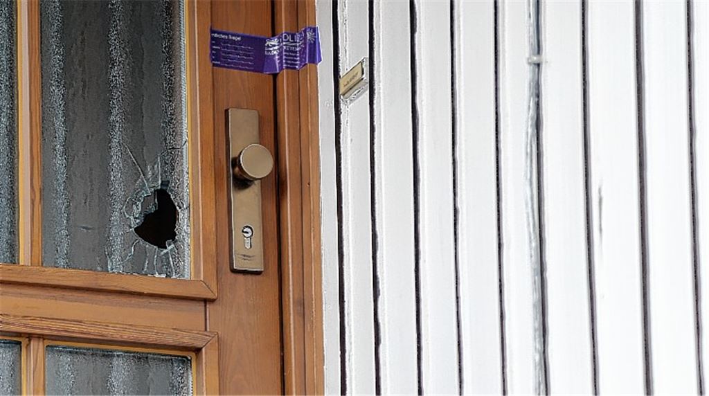 Schuss durch die Tür trifft die Tochter