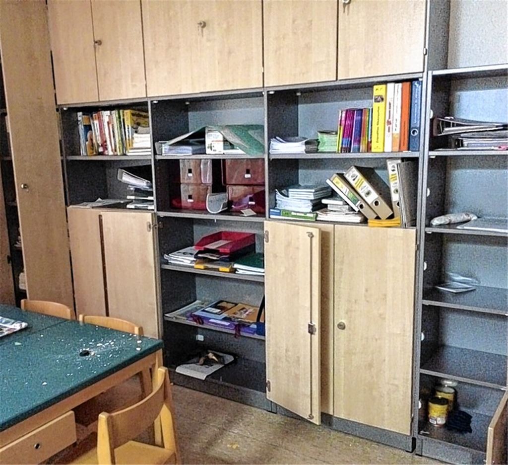 Spuren einer völlig sinnlosen Aktion: Aufgebrochene, durchwühlte Schränke und eine feine Löschpulver-Schicht auf Teppich und Möbeln. 