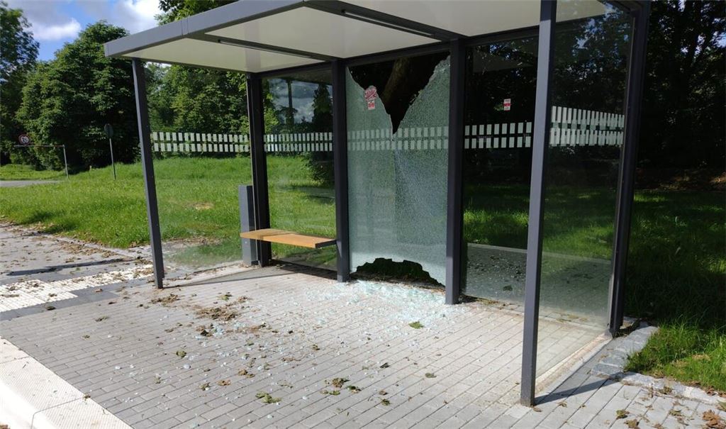 Spuren nächtlicher Zerstörungswut: Unter anderem an der Bushaltestelle „Unterm Berg“ beim Festplatz in Richtung Lomersheim haben Unbekannte in der Nacht auf den vergangenen Samstag die Glasscheiben eingeschlagen oder eingeworfen. Der Haltepunkt „Unterm Berg“ war erst unlängst ganz neu gestaltet worden. Fotos: Stadt Mühlacker