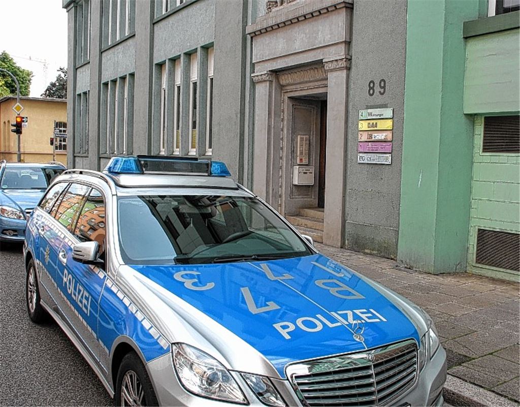 Spuren sichern und Opfer vernehmen: Die Polizei nimmt unmittelbar nach der Tat die Ermittlungen auf. Die Räuber sind über alle Berge. Foto: Peche