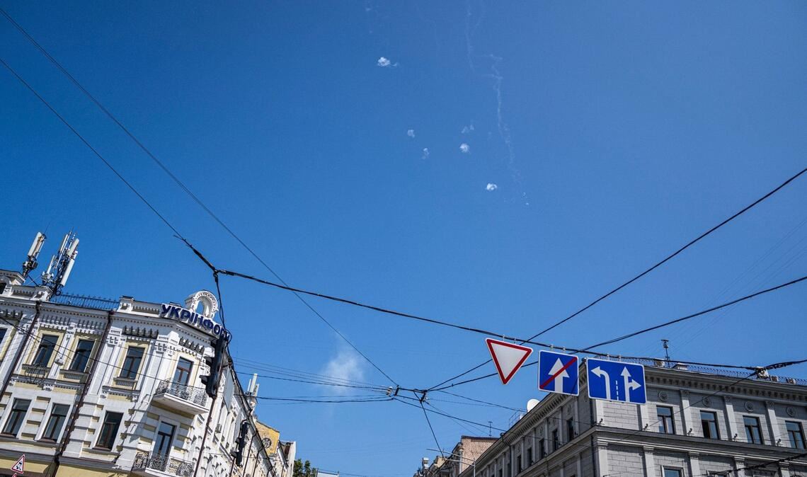 Spuren und weißer Rauch sind während eines russischen Luftangriffs am Himmel zu sehen.