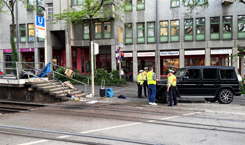 Spurensicherung am 2. Mai 2025 an der Unfallstelle am Olgaeck, nachdem die Rettungskräfte abgerückt sind. Die Ermittlungsergebnisse sind wesentlicher Bestandteil des Prozesses im Amtsgericht wegen fahrlässiger Tötung.