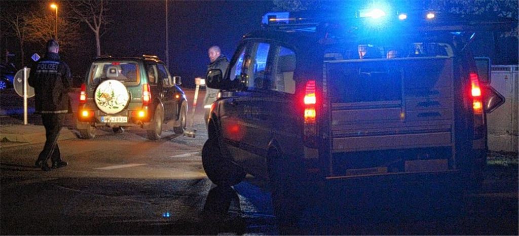 Spurensicherung an der Unfallstelle: Am Ortsausgang von Schützingen ist ein Kind angefahren worden.Foto: Huber