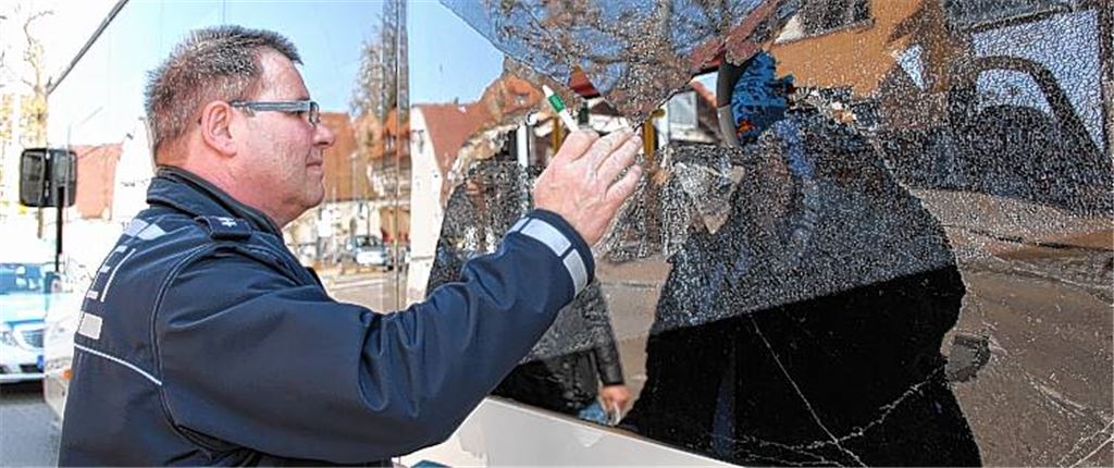 Spurensuche: Der Verdacht, die Scheibe könnte die Folge einer mutwilligen Sachbeschädigung durch die Fahrgäste sein, bestätigt sich nicht.