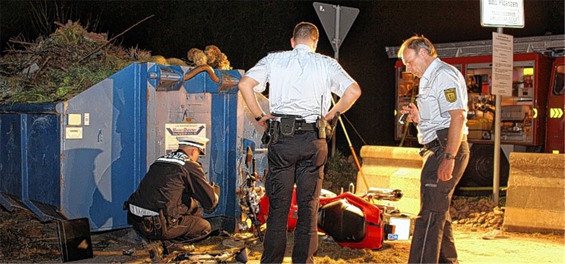 Spurensuche: Mit großer Wucht prallt die Suzuki des 19-Jährigen mit der linken Seite gegen den Schnittgutcontainer am Straßenrand. Für den jungen Fahrer gibt es keine Rettung.