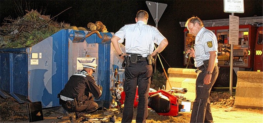 Spurensuche: Mit großer Wucht prallt die Suzuki des 19-Jährigen mit der linken Seite gegen den Schnittgutcontainer am Straßenrand. Für den jungen Fahrer gibt es keine Rettung.