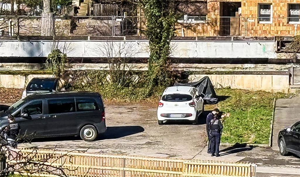 Spurensuche am Fundort an der Turnstraße in Neuenbürg: In einem weißen Ford S-Max, der auf dem zentral gelegenen öffentlichen Parkplatz stand, lag ein Toter. Foto: Myroshnichenko