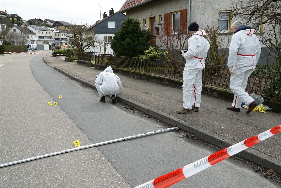 Spurensuche am „Tatort“: Für die Arbeit der Ermittler, die unter anderem die Lage der Patronenhülsen markieren, wird die Vaihinger Straße tags darauf vorübergehend abgesperrt.  Foto: Recken
