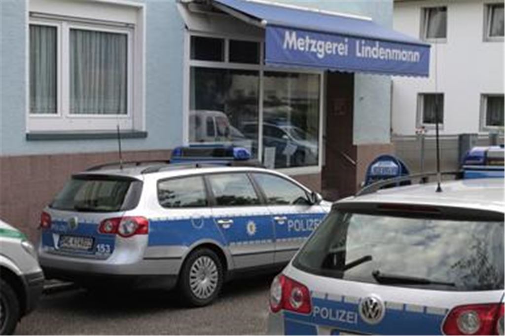 Spurensuche am Tatort an der Schlossstraße in Niefern. 
Foto: Tilo Keller