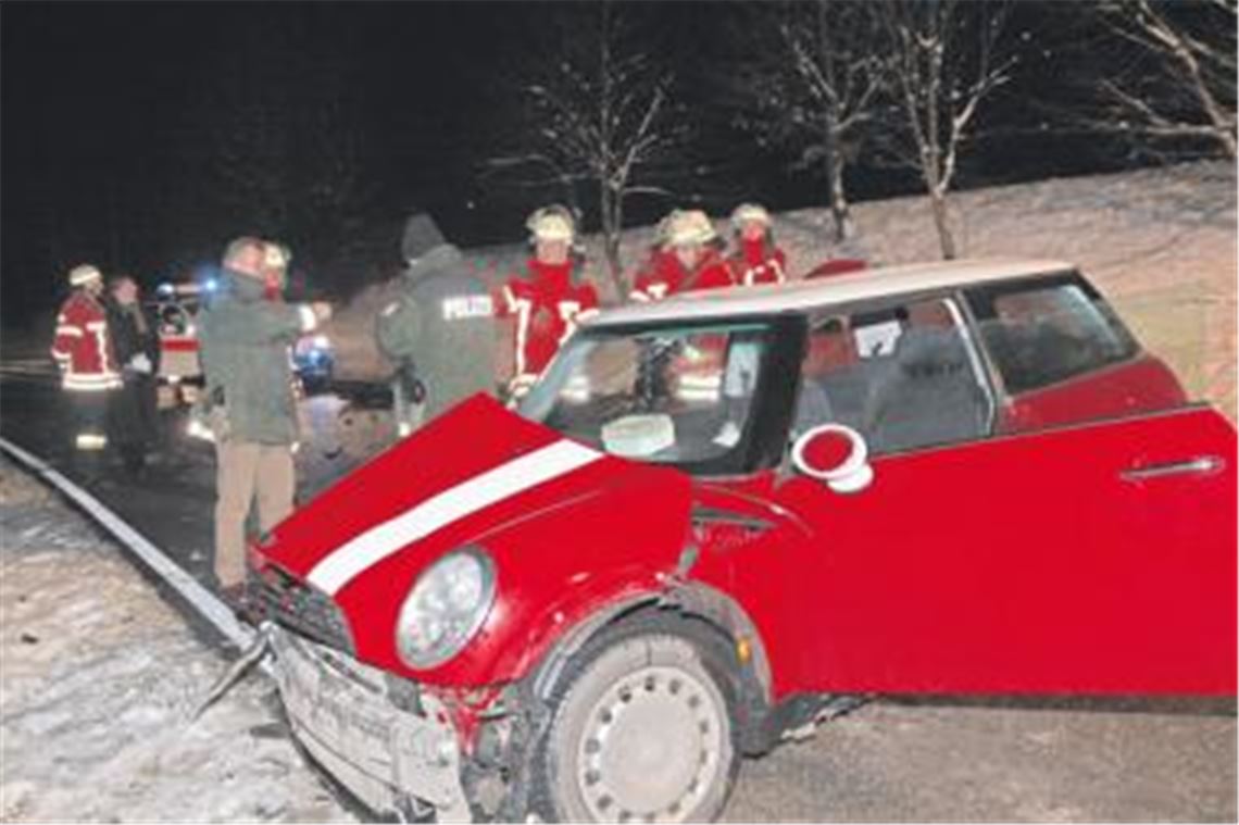 Spurensuche an der Unfallstelle: Nach der Vermutung der Polizei ist der Mini ins Schleudern geraten und frontal in den Mazda geprallt. Foto: Eier