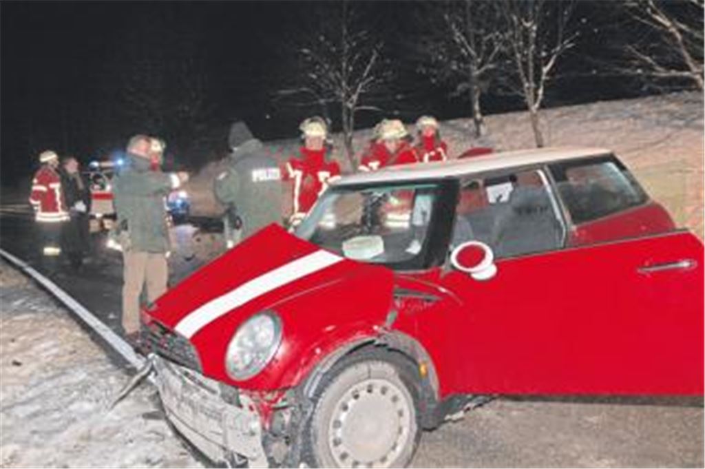 Spurensuche an der Unfallstelle: Nach der Vermutung der Polizei ist der Mini ins Schleudern geraten und frontal in den Mazda geprallt. Foto: Eier