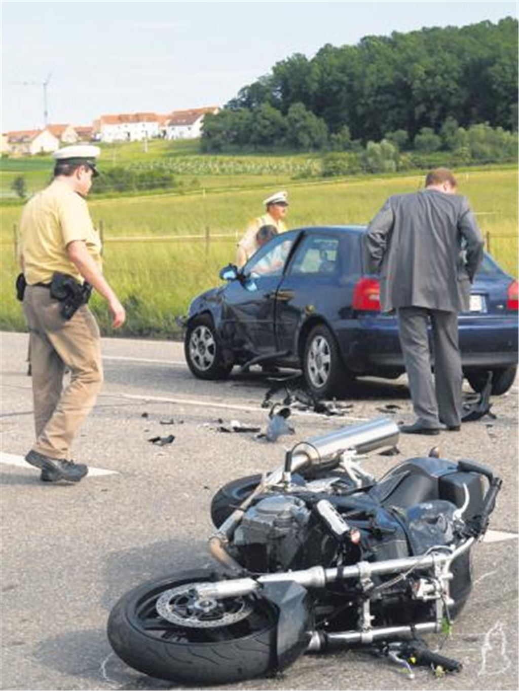 Spurensuche an der Unfallstelle: Polizei und Staatsanwaltschaft versuchen, anhand der weit verstreuten Trümmerteile den Hergang des tödlichen Zusammenstoßes zu ermitteln. Foto: Eier