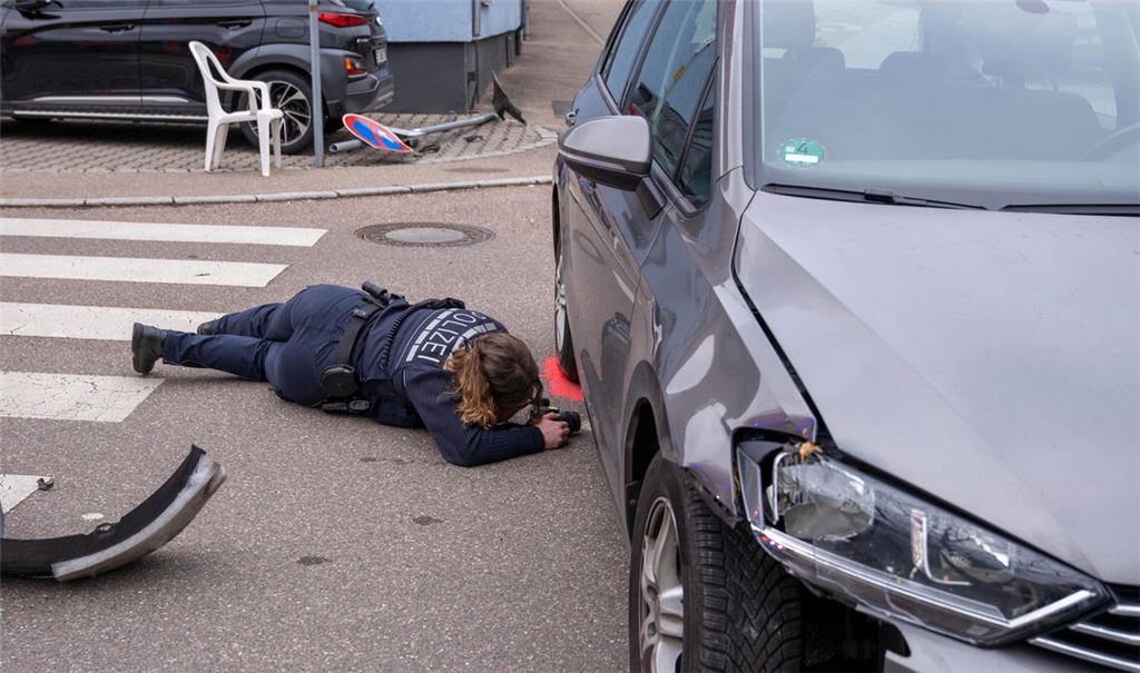 Spurensuche der Polizei am Unfallort: Bevor der VW die Mutter und ihr Kind erfasst, mäht er an der Kreuzung ein Verkehrsschild nieder. Foto: Recken
