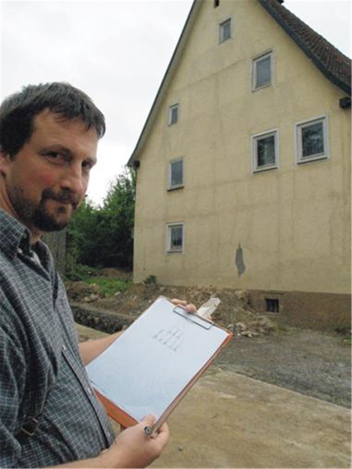 Spurensuche in Dürrmenz: Archäologe und Bauforscher Tilmann Marstaller aus Rottenburg-Oberndorf dokumentiert im Auftrag der Stadt die Bausubstanz im alten Ortskern. Ein historisches Schmuckstück ist das Gebäude Hofstraße 17. Dunkle Schatten an der Stirnwand, in denen sich die besondere Struktur des unter Putz liegenden Fachwerks abzeichnet, haben den Fachmann auf das unscheinbare Objekt aufmerksam gemacht  und tatsächlich: Das Anwesen ist aus den Anfangsjahren des 16. Jahrhunderts. Fotos: Eier, p