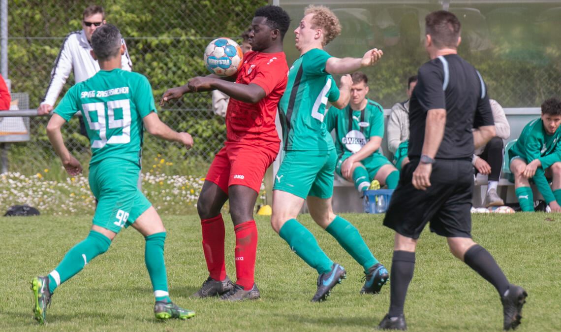 Spvgg. Zaisersweiher (grüne Trikots) gewinnt auch das zweite Saisonspiel gegen den Türkischen SV Mühlacker. Foto: Fotomoment