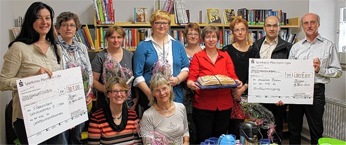 St. Clara Fördervereins-Vorsitzende Angela Adam (li.) und Pfarrer Wolfgang Schlecht (re.) nehmen die symbolischen Spendenschecks, überbracht von Bürgermeister Harald Eiberger (2.v.re.), entgegen. Die Mitarbeiterinnen der Bücherei haben das Geld für neue Tiptoi-Bücher verwendet.