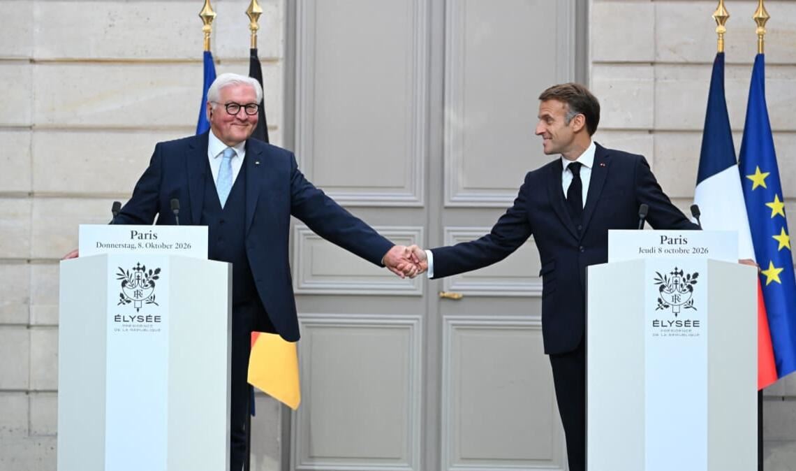 Staatsbesuch in Frankreich: Bundespräsident Steinmeier und Staatspräsident Macron Hand in Hand vor dem Élysée-Palast in Paris.
