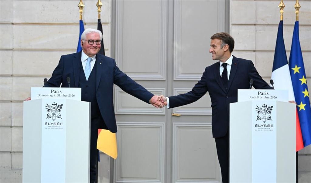 Staatsbesuch in Frankreich: Bundespräsident Steinmeier und Staatspräsident Macron Hand in Hand vor dem Élysée-Palast in Paris.