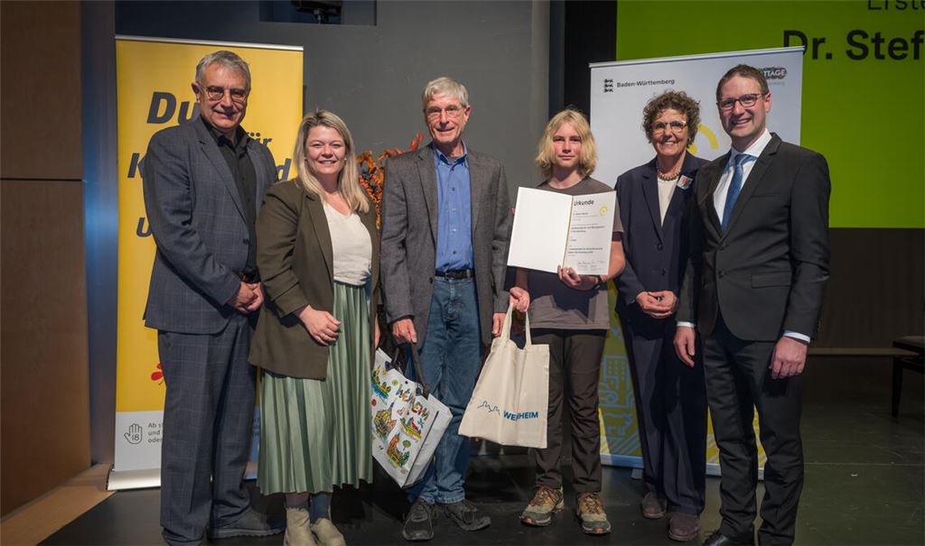 Staatssekretär Arne Braun (v.li.), die Sternenfelser Bürgermeisterin Antonia Walch, Stefan und Jason Bosch, Regierungspräsidentin Sylvia Felder und Weinheims OB Manuel Just.