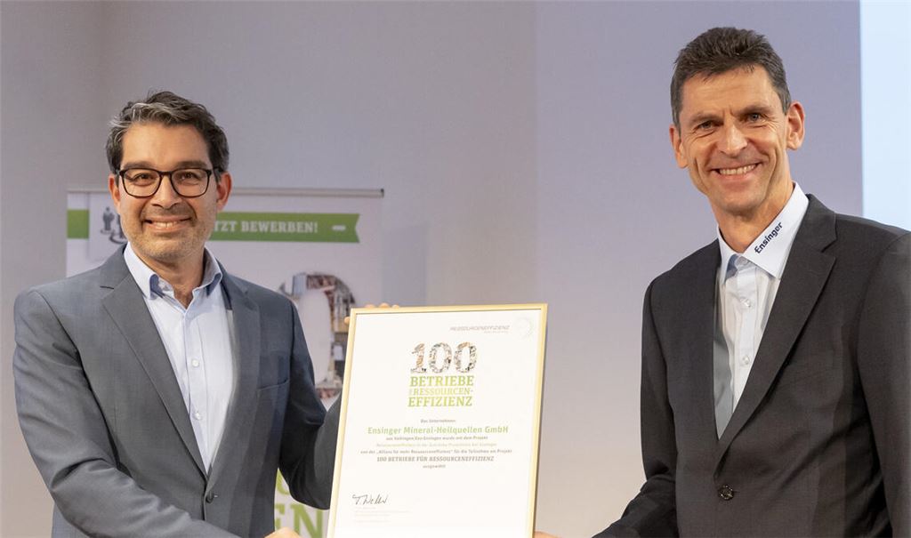 Staatssekretär Dr. Andre Baumann (li.) übergibt die Auszeichnung an Jörg Mannhardt von der Firma Ensinger. Foto: privat