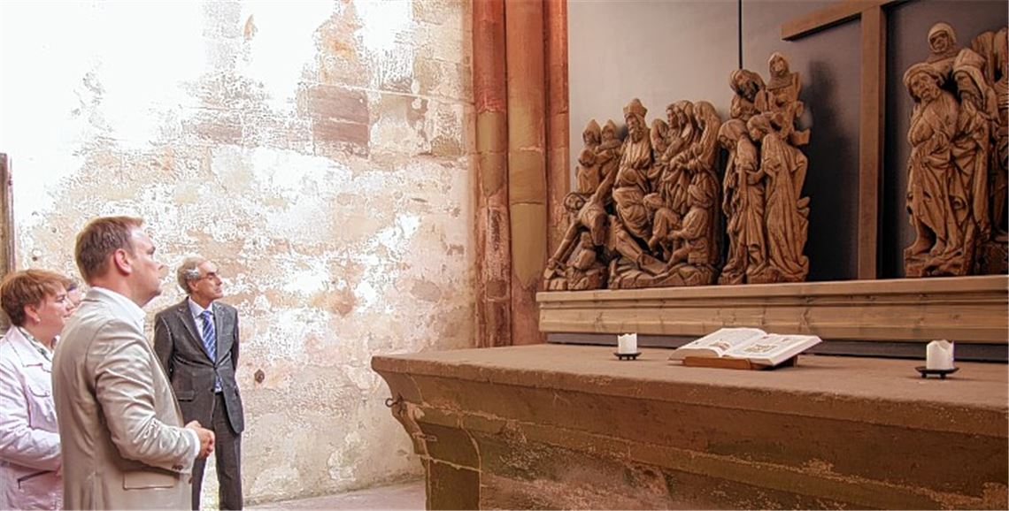 Staatssekretär Ingo Rust (vorne) besichtigt die Klosterkirche. Seine besonderes Augenmerk gilt dem Passionsrelief auf dem Hochaltar. Fotos: Sadler