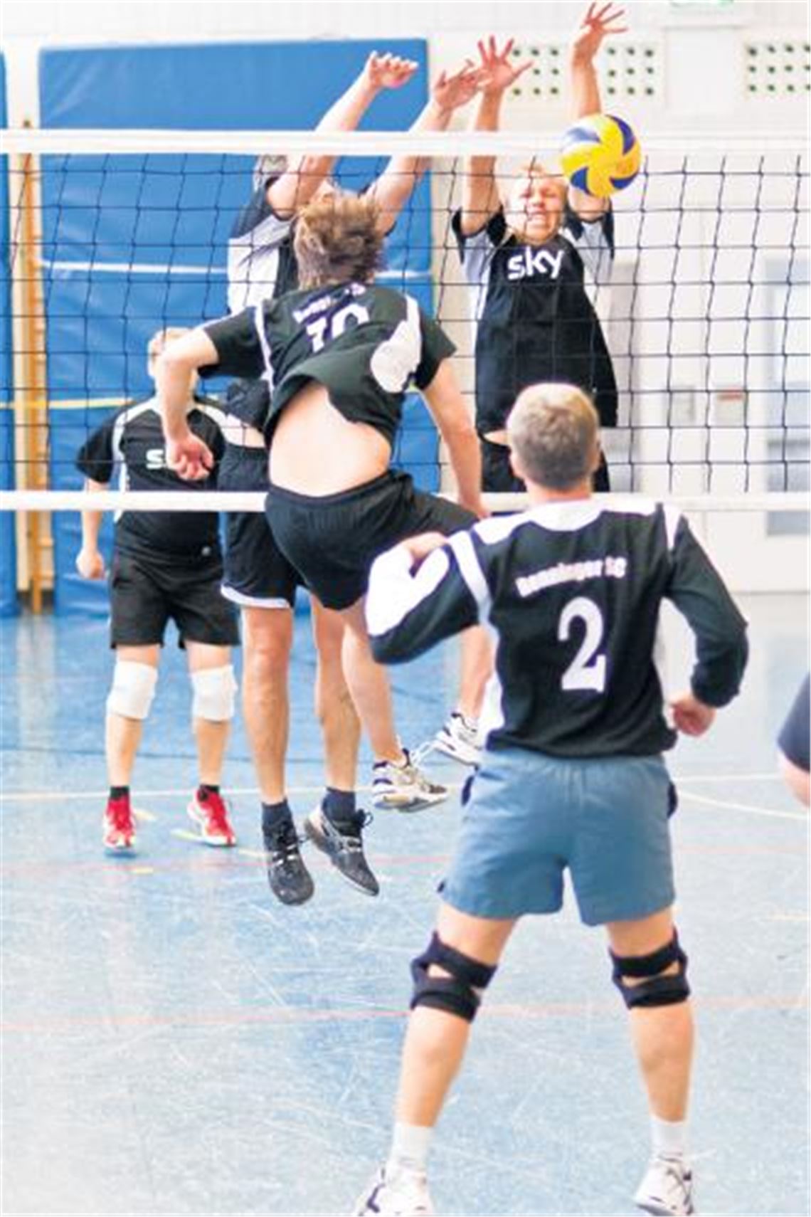 Stabiler Block: Ölbronn (Hintergrund) gönnt den Renninger Angreifern nur wenige Erfolgserlebnisse.
Foto: Zschorsch