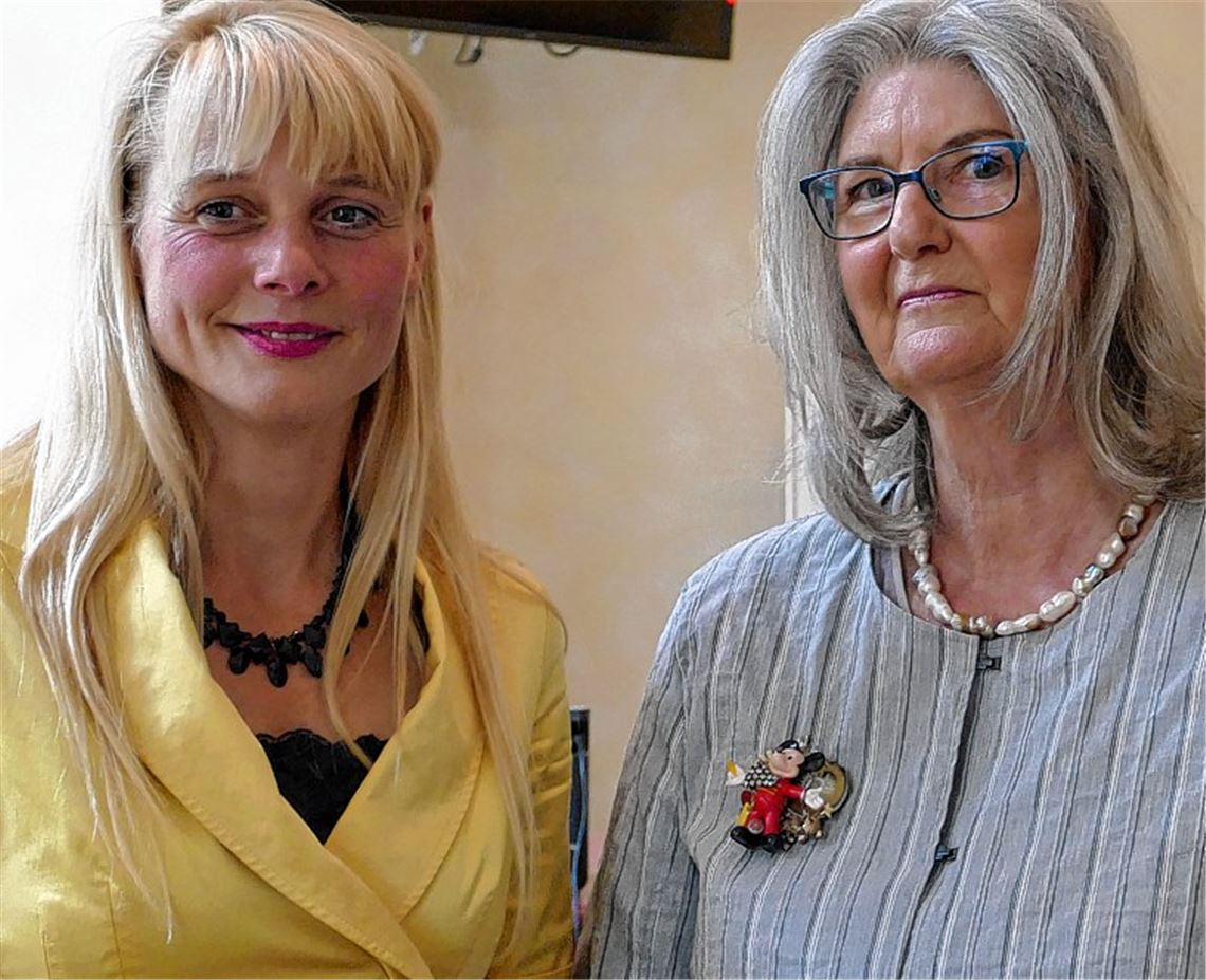 Stabübergabe: Sabina Hacker-Kollmar (links) übernimmt das Amt der Vorsitzenden des Fördervereins von Hannelore Schimpf.