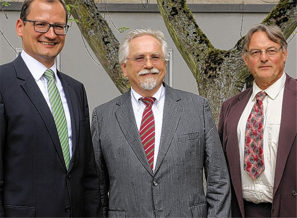 Stabwechsel: Dr. Stefan Pfeiffer (li.) und Dr. Christoph Bach (re.) wechseln ans Krankenhaus Mühlacker, um die Medizinische Klinik von Dr. Bernd Feinauer (Mitte) weiter auszubauen.