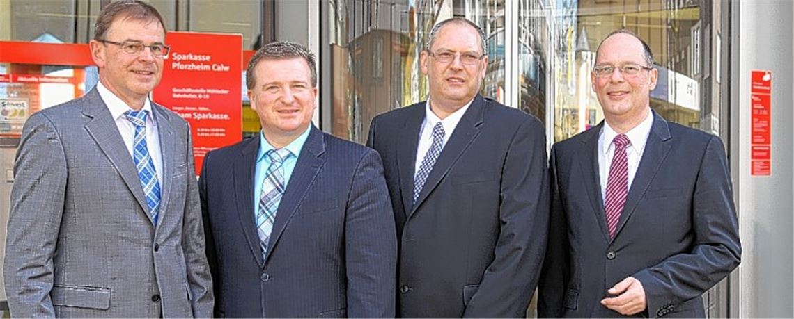 Stabwechsel bei der Marktdirektion Mühlacker der Sparkasse Pforzheim Calw (v. re.): Vorstandsvorsitzender Stephan Scholl, Abteilungsdirektor Volker Kaspar, der künftige Marktdirektor Gerd Owczarek und Vorstandsmitglied Sieghardt Bucher.