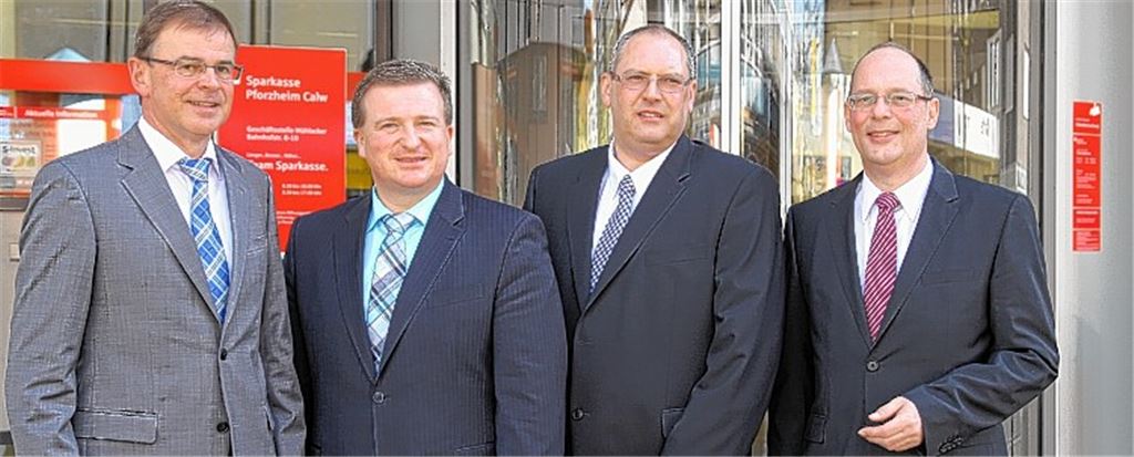 Stabwechsel bei der Marktdirektion Mühlacker der Sparkasse Pforzheim Calw (v. re.): Vorstandsvorsitzender Stephan Scholl, Abteilungsdirektor Volker Kaspar, der künftige Marktdirektor Gerd Owczarek und Vorstandsmitglied Sieghardt Bucher.