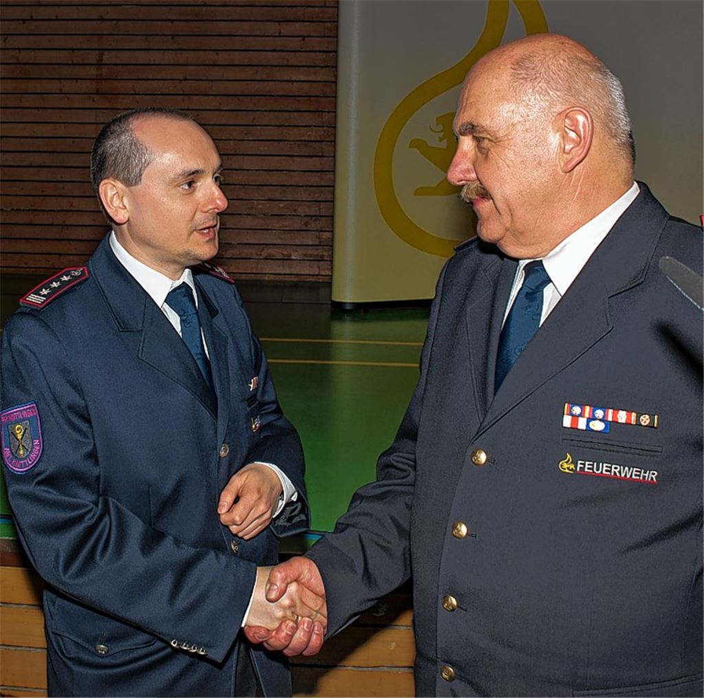 Stabwechsel beim Kreis-Feuerwehrverband: Markus Haberstroh aus Knittlingen (li.) wird zum Nachfolger von Martin Rühle gewählt.