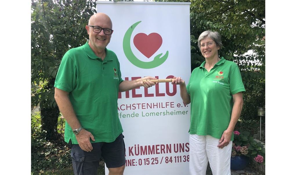 Stabwechsel beim Verein Hello Nächstenhilfe: Claudia Bergmann übergibt ihre Aufgaben an Michael Röttger. Foto: privat