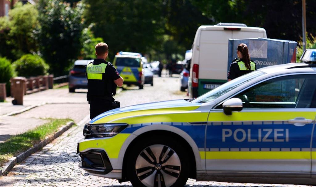 Stade: Einsatzkräfte der Polizei stehen auf einer Straße vor einer Jugendeinrichtung.