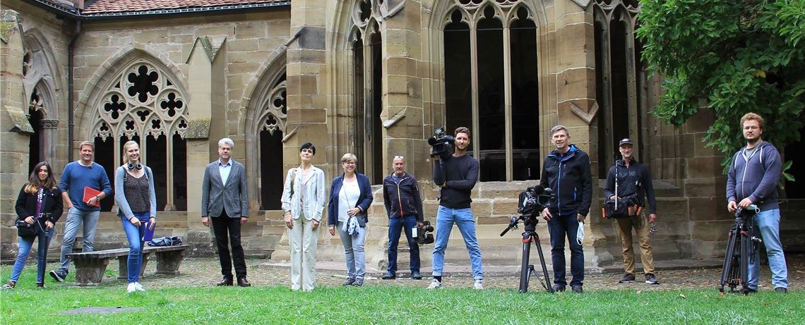 „Stadt – Land – Quiz“ zu Gast in Maulbronn: das SWR-Team mit Martin Ehlers, Anita Dworschak und Petra Mohr von der Klosterverwaltung. Foto: SWR
