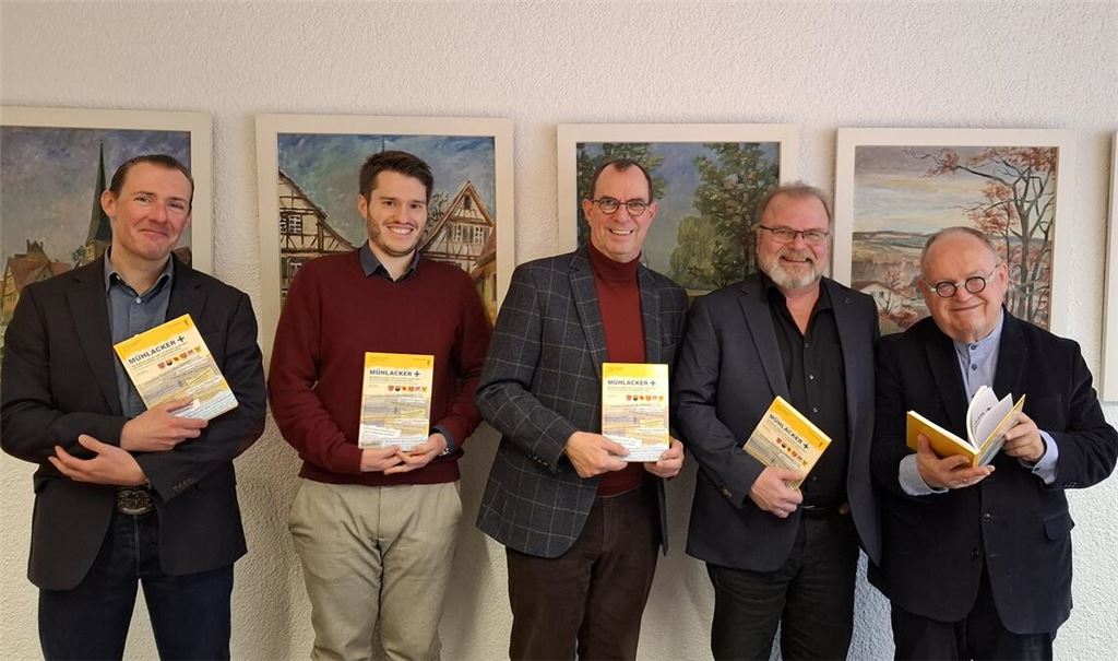 Stadtarchivar Markus Friedrich, Philipp Schad von der Stadtverwaltung, Oberbürgermeister Frank Scheider, Hans-Peter Vaas und Günther Bächle (v.li.). Foto: Weimper