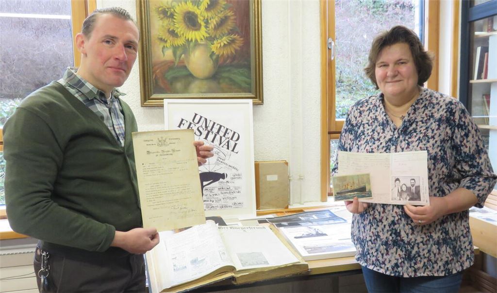Stadtarchivar Markus Friedrich und seine Mitarbeiterin Sandra Schuster bereiten für den Tag der Archive am 7. März unter anderem eine Ausstellung mit spannenden Archivalien vor. Die Dokumente, Fotos und Bücher – hier zu sehen unter anderem die Bürgerrechtsverzichtsurkunde eines Mühlhäusers und das Foto einer Familie, die den Untergang der Titanic überlebte – zeugen vom Aufbruch und Ankommen in einer neuen Heimat. Fotos: Becker