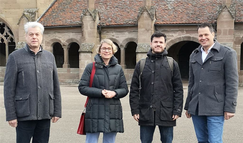 Stadtarchivar Martin Ehlers, Patricia Alberth von der Klosterverwaltung, Miguel Senra Hermana vom EHL-Büro in Brüssel und Bürgermeister Aaron Treut im Klosterhof. Foto: privat