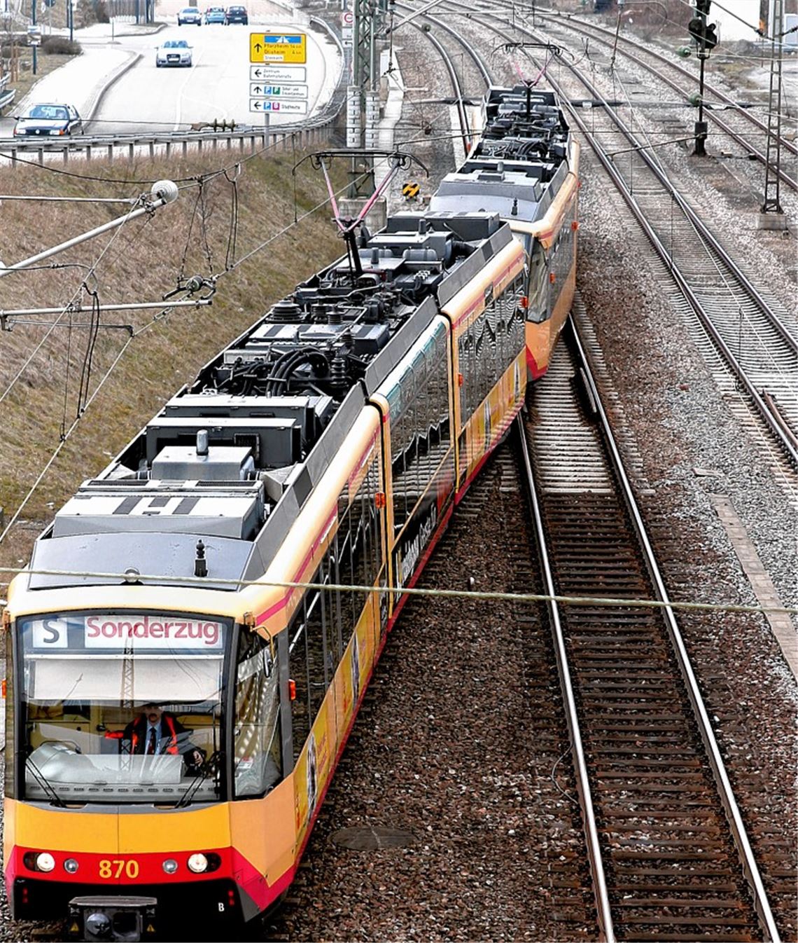 Stadtbahn im Bahnhof Mühlacker.