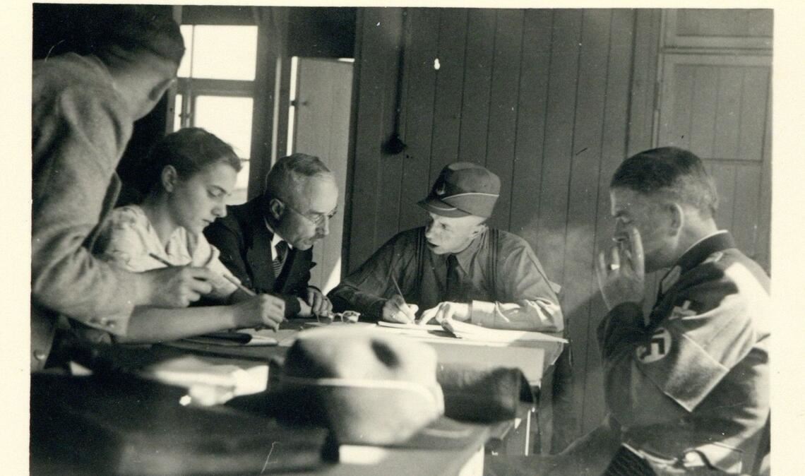 Stadtbaumeister Gumbel bei der Unterzeichnung des Vertrags zur Übernahme des DAF-Barackenlagers in Büchenau, das ab Oktober 1942 zur Unterbringung von Zwangsarbeitern diente. Foto: Stadtarchiv Bretten