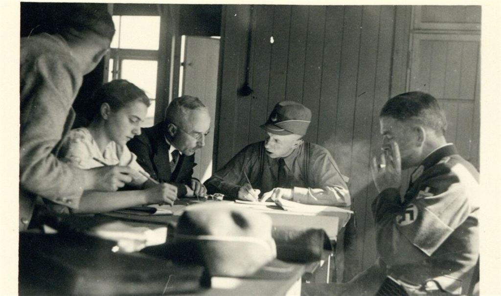 Stadtbaumeister Gumbel bei der Unterzeichnung des Vertrags zur Übernahme des DAF-Barackenlagers in Büchenau, das ab Oktober 1942 zur Unterbringung von Zwangsarbeitern diente. Foto: Stadtarchiv Bretten