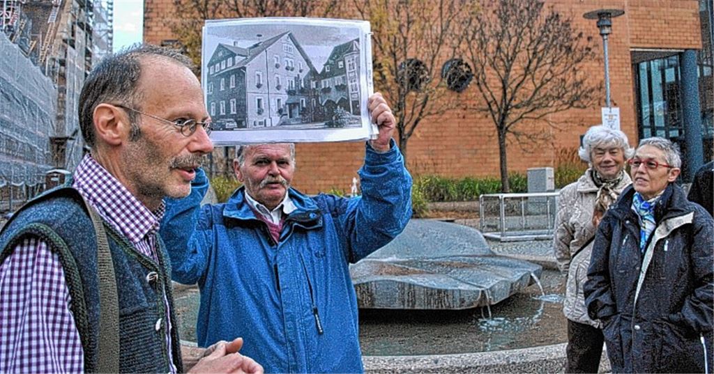 Stadtführer Manfred Rapp erinnert vor dem Mühlacker Rathaus an die ehemalige „Krone“. Der Wirt hat die Gaststätte 1922 an die Stadt verkauft, die das Gebäude fortan als Rathaus nutzte und es trotzdem schaffte, die Gaststätten-Konzession zu erhalten.
