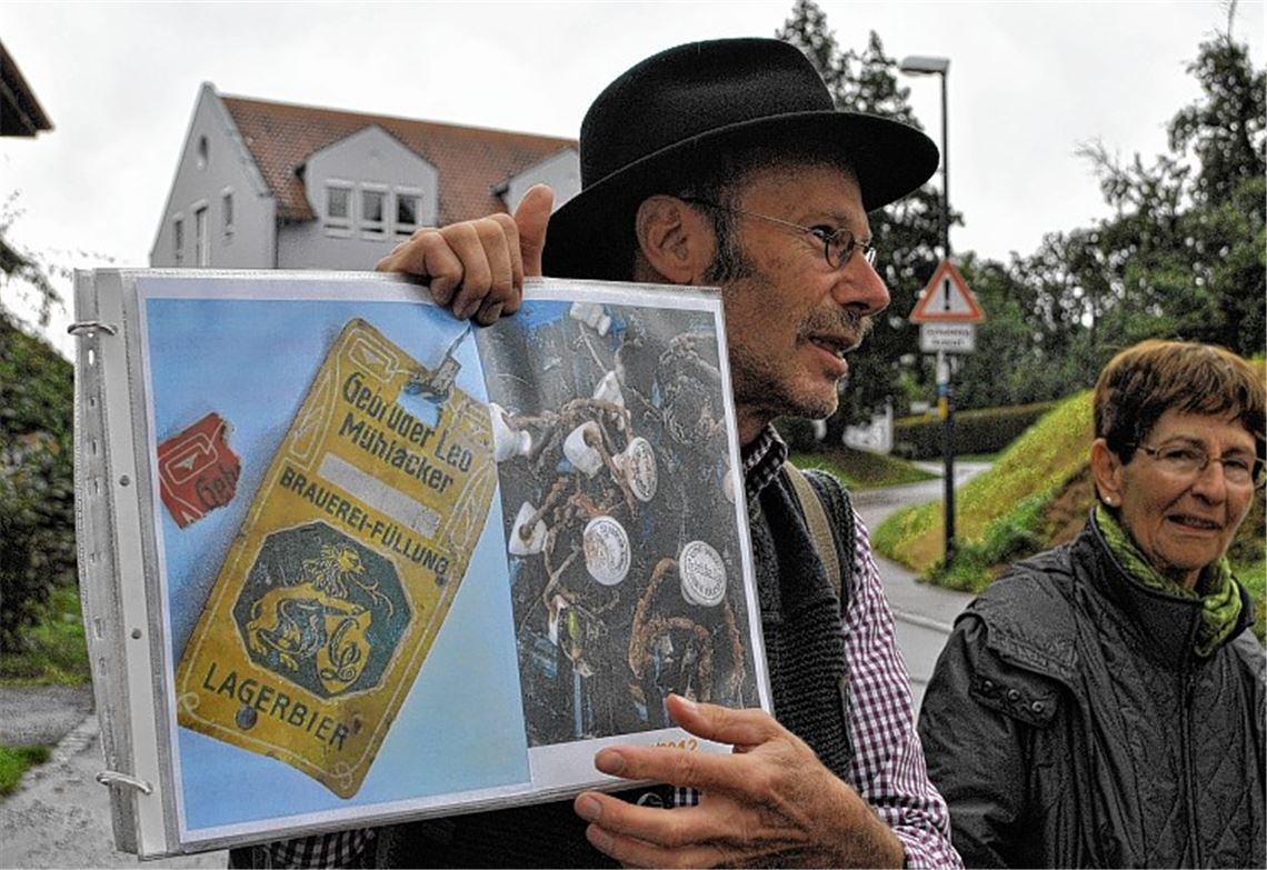 Stadtführer Manfred Rapp zeigt das Flaschenetikett, das noch an die Zeit erinnert, als Dürrmenz ein bedeutender Brauereistandort war. 