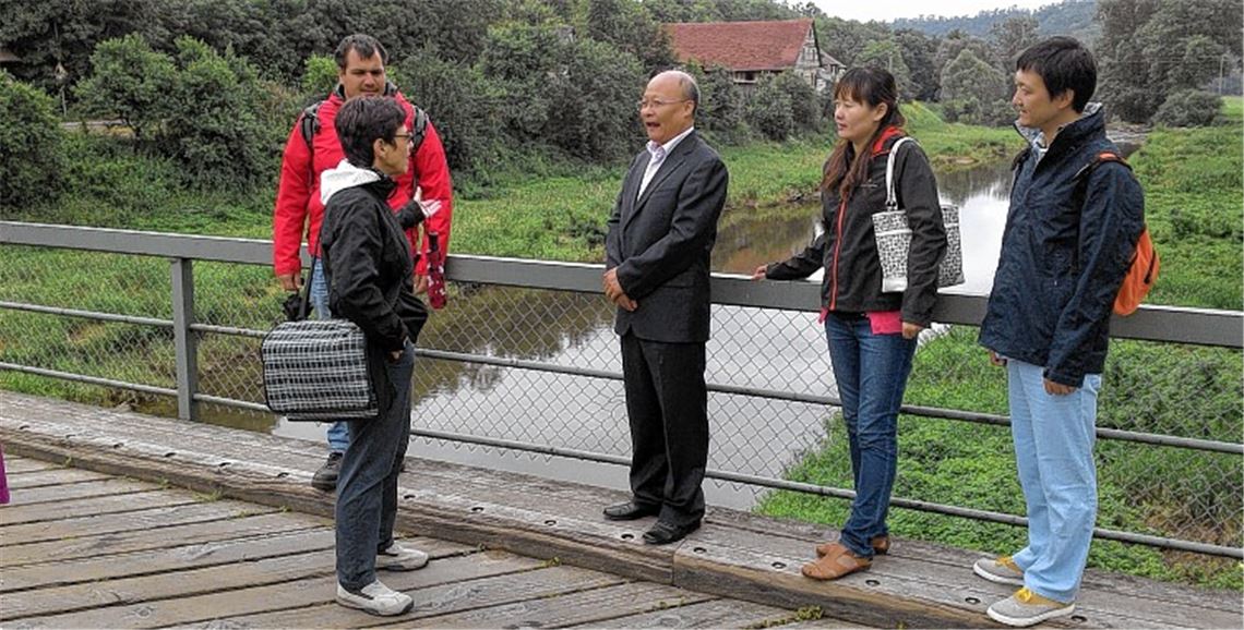 Stadtführerin Claudia Lang begleitet eine Delegation aus einer chinesischen Schule durch Mühlhausen. Von einer Brücke aus versucht sie, den Gästen aus Peking eine Mühle zu erklären. 