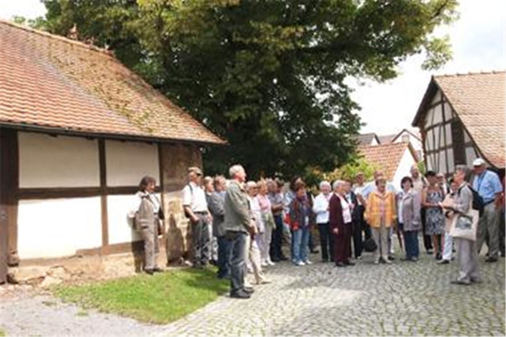 Stadtführerin Gerline Dauner informiert über die Lienzinger Kirchenburg und ihre Gaden. Foto: Appich
